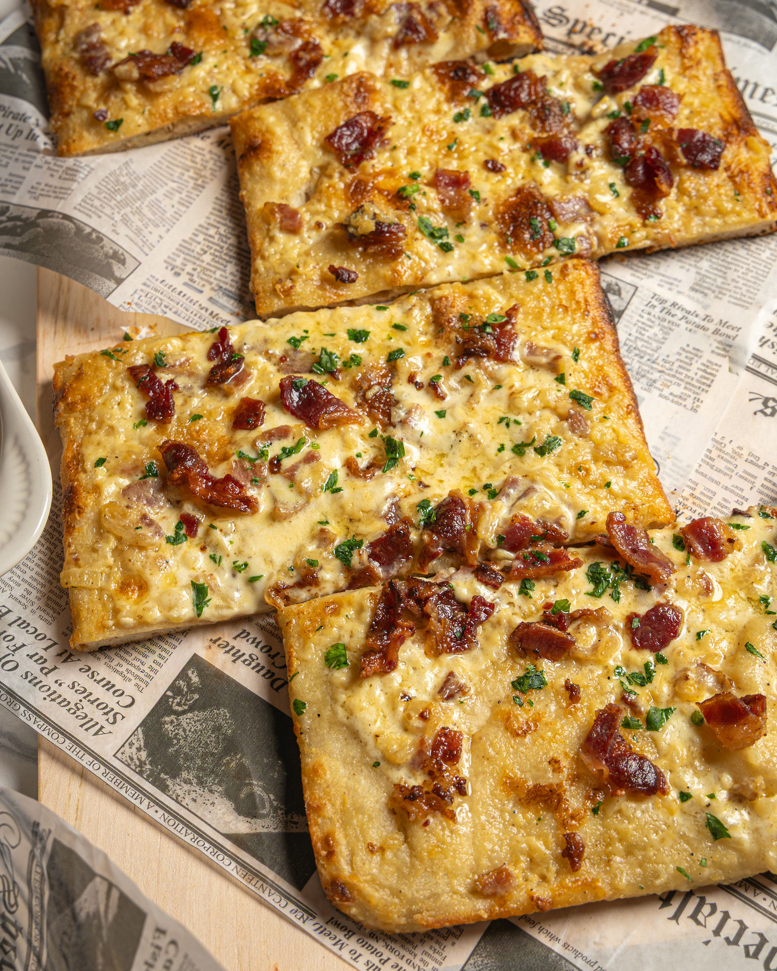 Carbonara pizza with crispy bacon and parsley